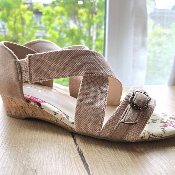 Axes Femme Floral Cross-Strappy Slip On Sandals - Picture 2 of 7